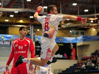 Los Hispanos arrollan a Polonia