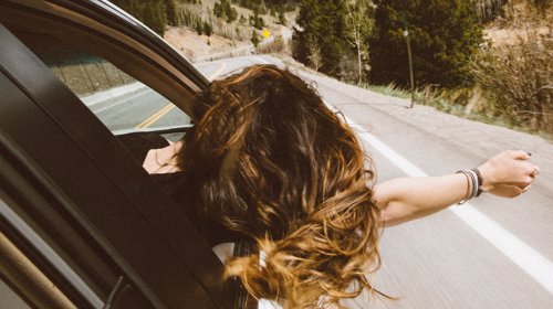 Chica de copiloto en un coche