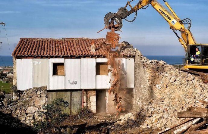 Derribo casas en Monte 