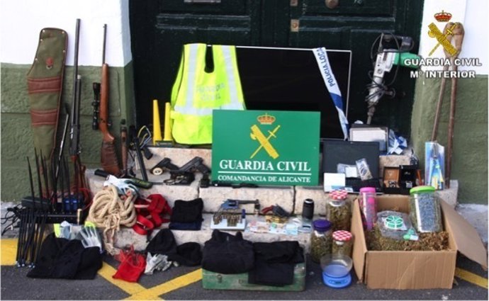 Algubos de los objetos incautados por los agentes 