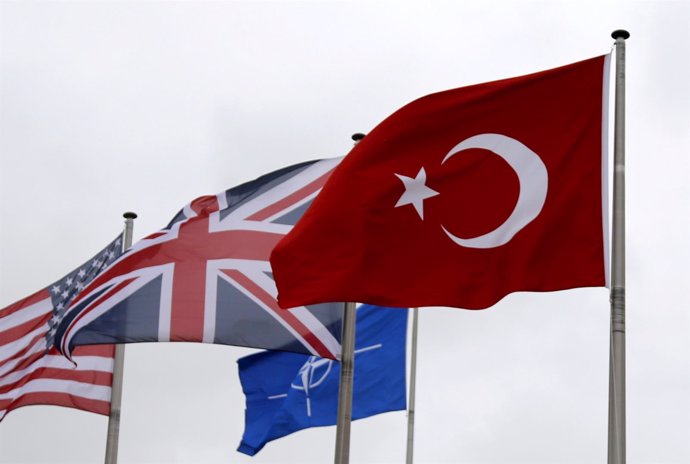Banderas de Turquía y OTAN 