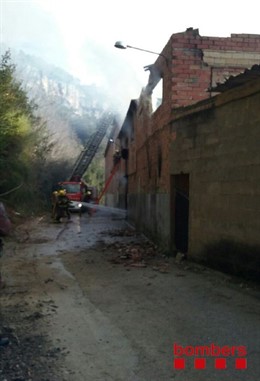 Los Bomberos en el incendio en una industria de plásticos en Palma de Cervelló