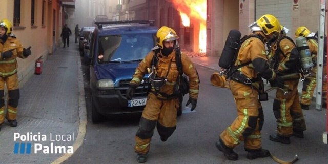 Bomberos de Palma apagando las llamas