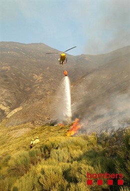 Maniobras de estabilización del incendio en Garós (Lleida)