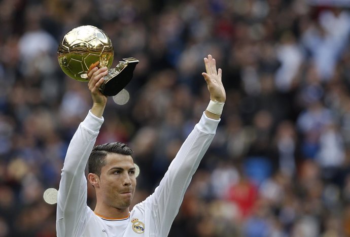 Cristiano Ronaldo ofrece su balón de oro al Santiago Bernabéu