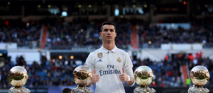 Cristiano Ronaldo posa con sus cuatro Balones de Oro