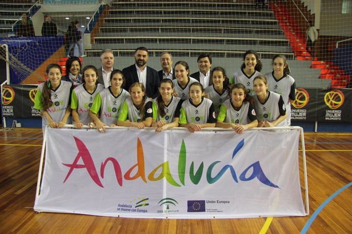 Entrega de premios en el Nacional de cadete e infantil de baloncesto en Huelva