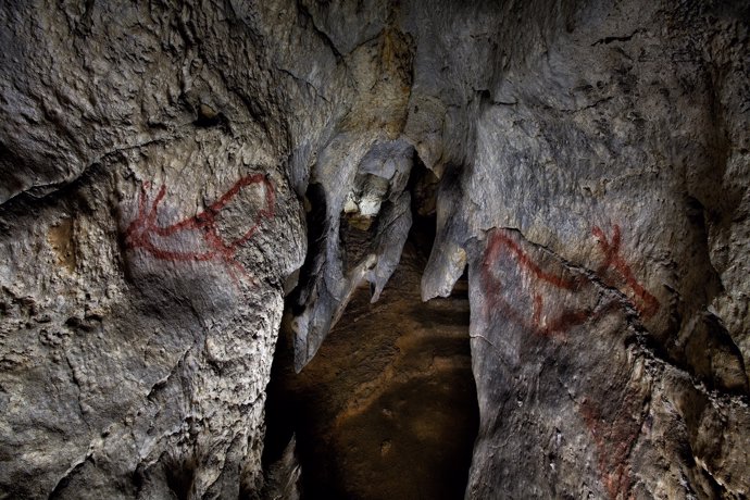 CIERVAS EN LA CUEVA DE COVALANAS EN RAMALES DE LA VICTORIA