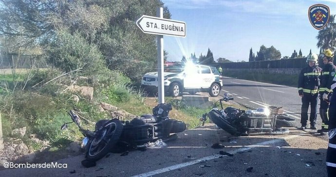 Bomberos de Mallorca actuando en la colisión