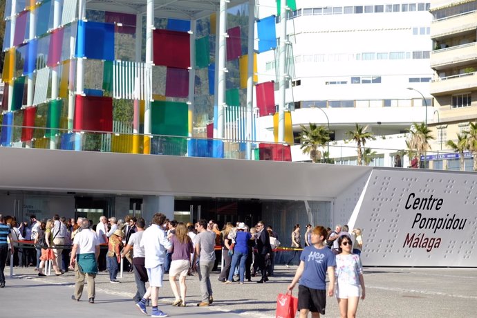 Turistas visitando el "Centre Pompidou" de Málaga. 