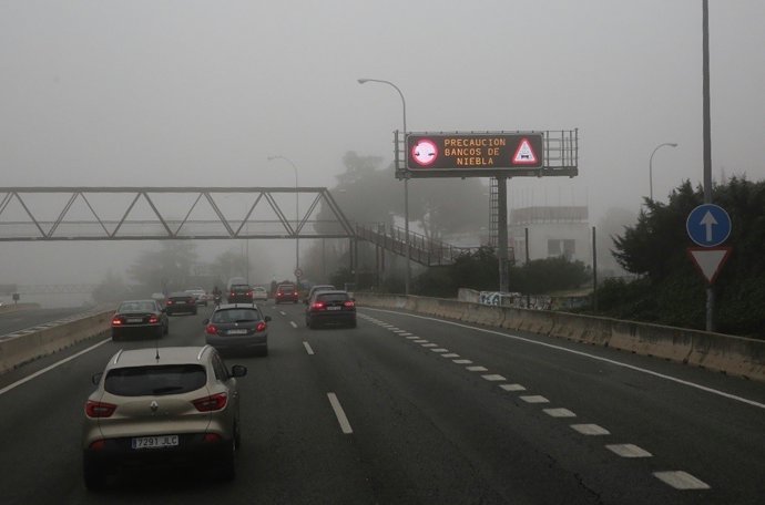 Niebla en la carretera en Madrid, carreteras, tráfico, coches, vehículos