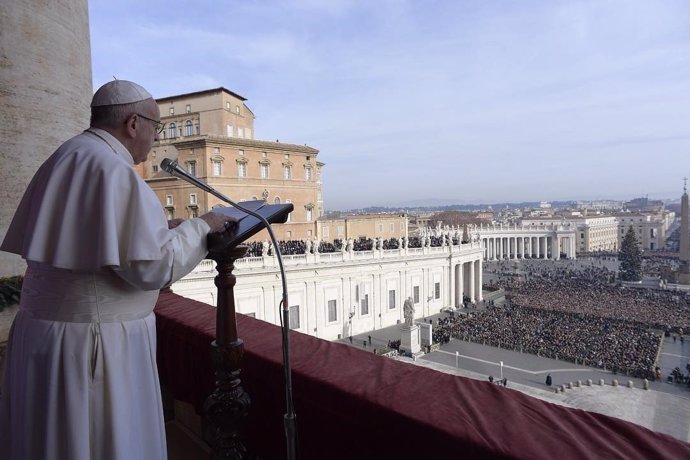 El Papa Francisco se dirige a los fieles desde la logia del Vaticano