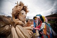 Miles de personas celebran La Vijanera, que será declarada Bien de Interés Cultural 