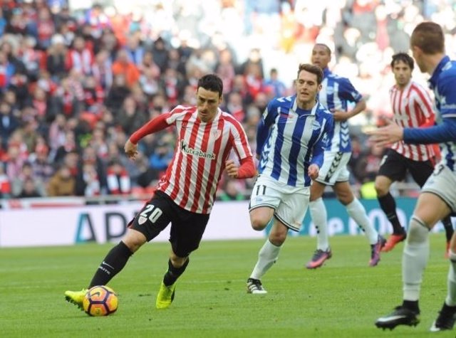 Aduriz controla una balón ante Ibai Gómez del Alavés