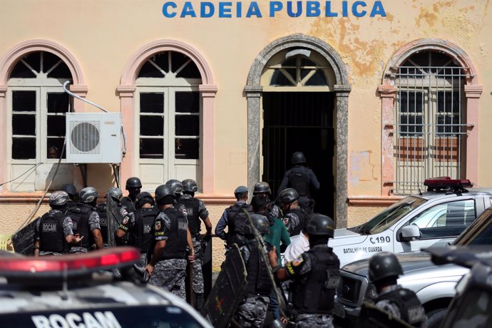Policías brasileños en una prisión de Manaus