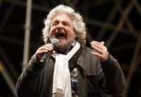 Grillo defiende romper relaciones con el UKIP en la Eurocámara y unirse a los liberales
