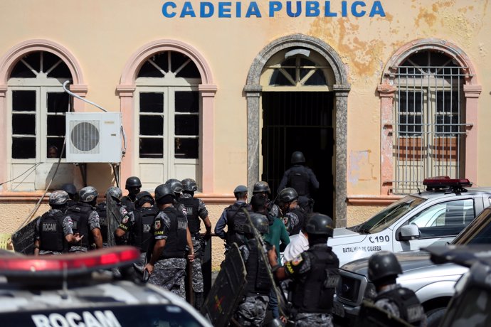 Policías brasileños en una prisión de Manaus