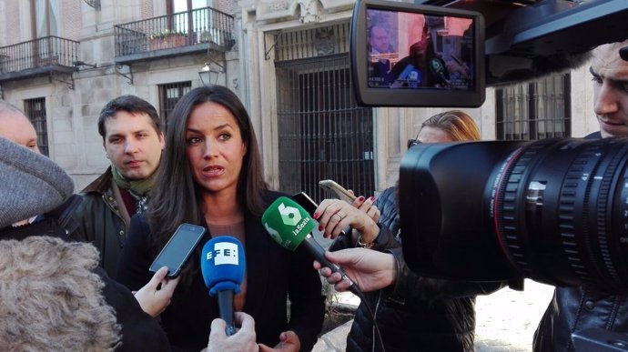 Begoña Villacís atiende a los medios en la Plaza de la VIlla