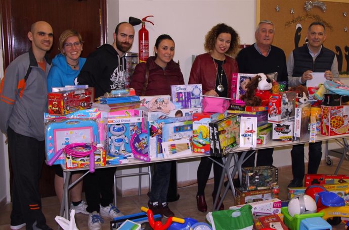 Entrega de juguetes de NNGG de Melilla