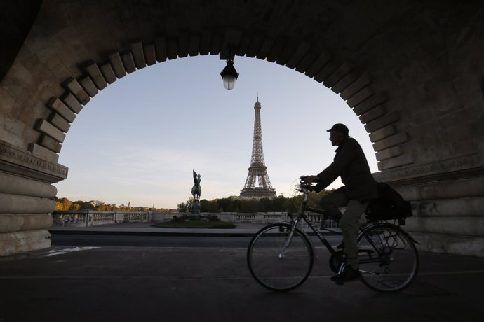 Un ciclista junto a la Torre Eiffel