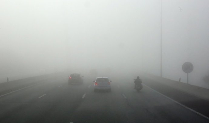 Niebla en la carretera en Madrid, carreteras, tráfico, coches, vehículos