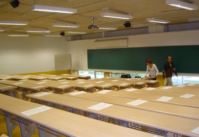 EGA azterketa egiteko gela prestatzen