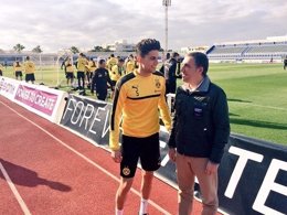 Elías Bendodo junto a Marc Bartra, durante el entrenamiento.