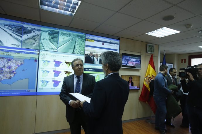 Zoido visita las instalaciones de la Dirección General de Protección Civil