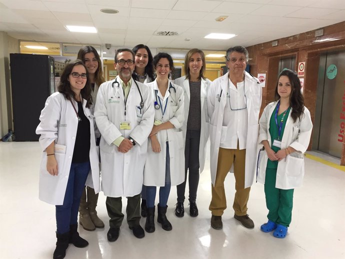 Medicos internistas galardonados del Hospital Macarena en Sevilla