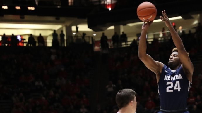 Un jugador de la Universidad de Nevada lanza a canasta