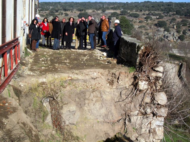  La Consejera, Junto A Otras Autoridades, Visita El Tramo Dañado De La Muralla .