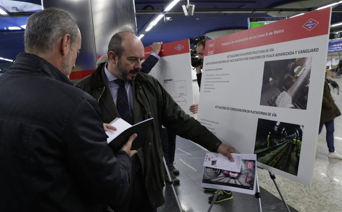 Rollán durante la presentación de las obras en la L8