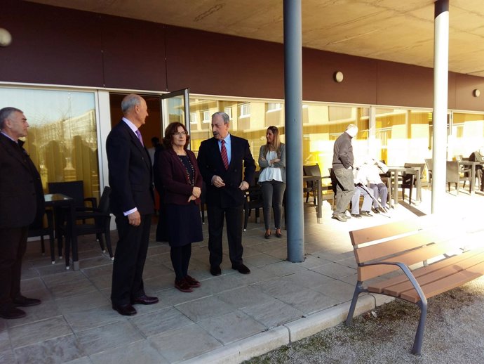 Broto visita la residencia 'Santa Bárbara' que la Fundación Agustina Zaragoza