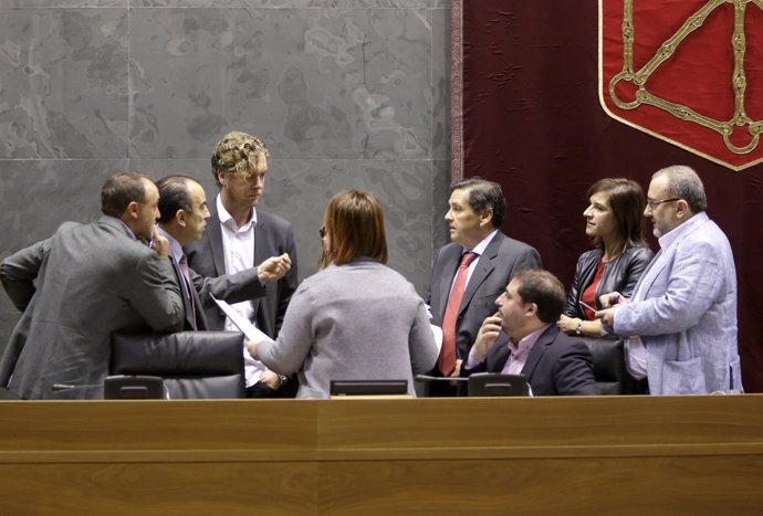 Miembros de la mesa del Parlamento de Navarra.