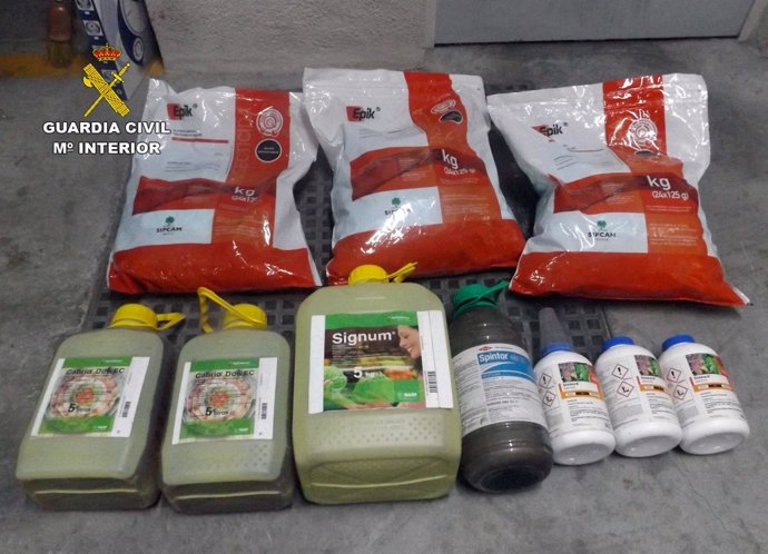 Imagen de los productos fitosanitarios recuperados por la Guardia Civil