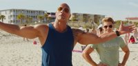 Dwayne Johnson y Zac Efron, pura química en el nuevo tráiler de Los vigilantes de la playa