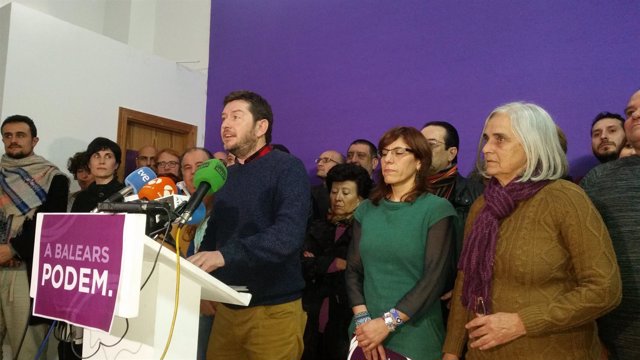 Alberto Jarabo y Camargo rodeados de miembros de Podemos