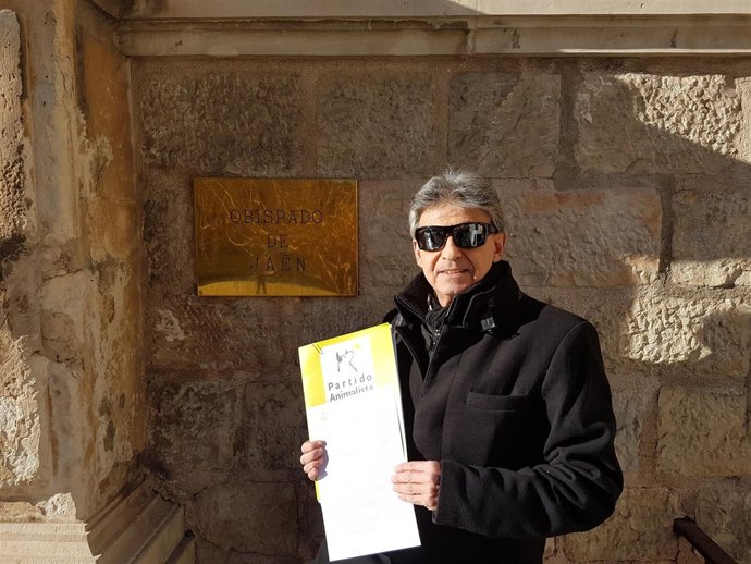 El coordinador del Pacma, Manuel Serrano, entrega el escrito en el Obispado