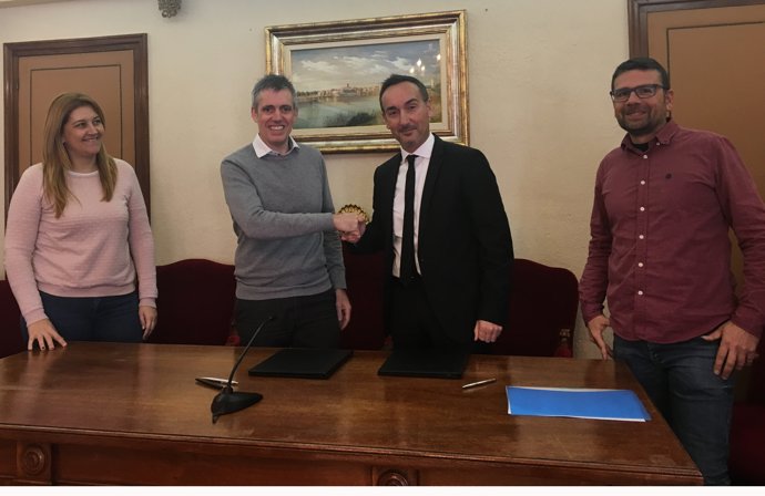 A.Tomàs y J.P.Gómez, durante la firma del acuerdo