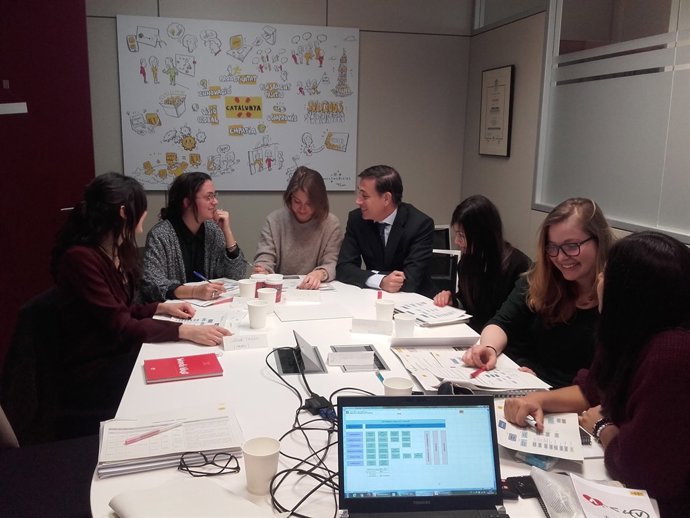 Los nuevos becarios con el director de la ACT, Xavier Espasa