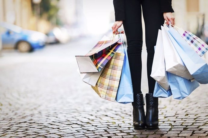 Los hombres gastan en compras más que las mujeres