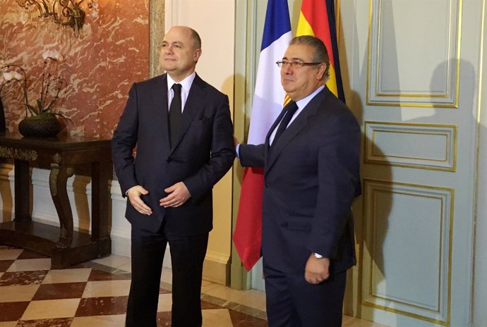 El ministro del Interior, Juan Ignacio Zoido, con su homólogo francés en París