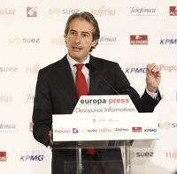 De la Serna respeta la opinión de Aznar pero cree que el Gobierno "hace lo que debe"