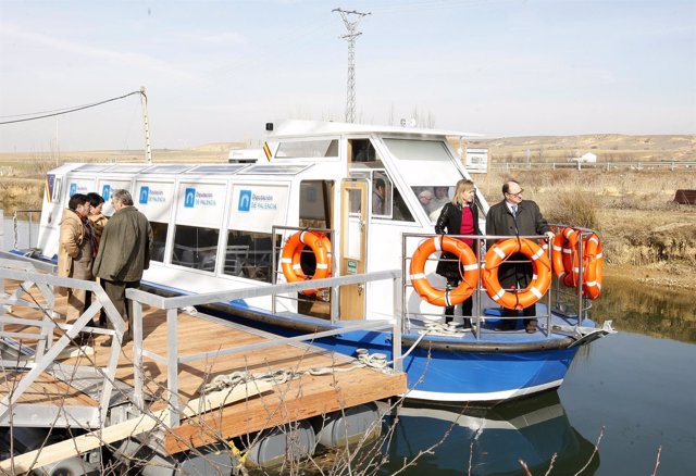 Barco de la Diputación de Palencia en el Canal de Castilla