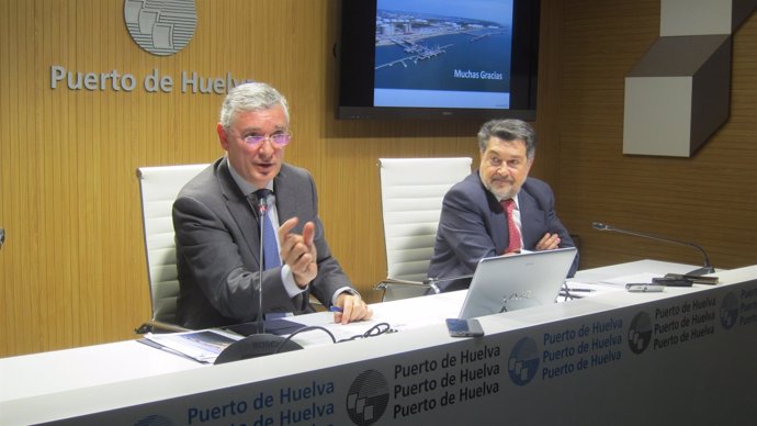 El presidente del puerto de Huelva, Javier Barrero, y el director.