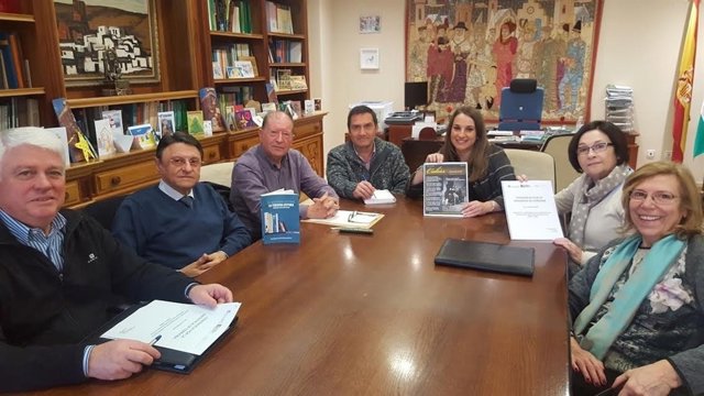 Ruiz (centro), junto a representantes de 'La Tribu Educa'