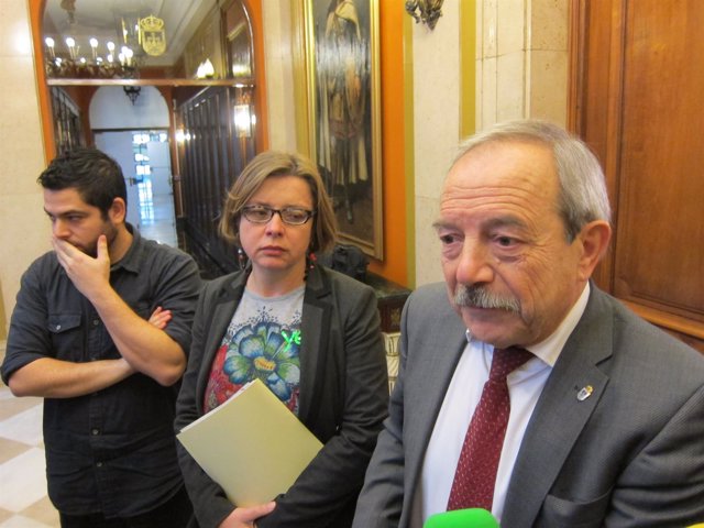 El alcalde de Oviedo, Wenceslao López, y los ediles de Somos Ana Taboada y Rosón