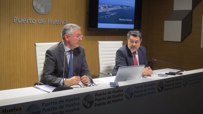 El presidente del Puerto de Huelva, Javier Barrero, y su director.