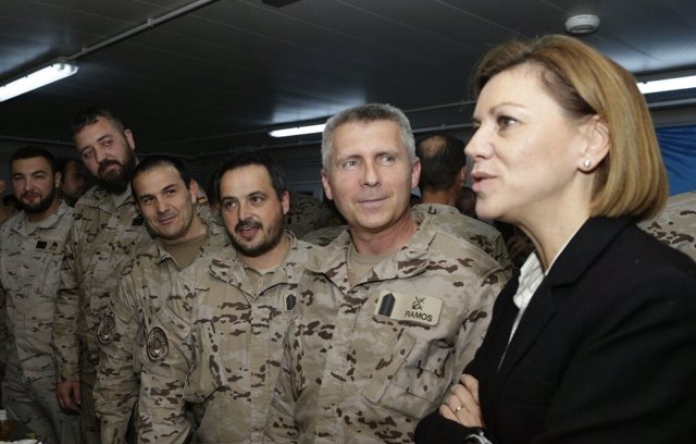 Cospedal, durante su visita a la base militar Gran Capital, en Irak