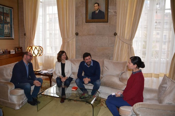 Los diputados de En Marea en el Congreso con el alcalde de Santiago